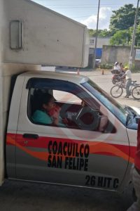 Mujer herida en choque por alcance de camioneta pasajera