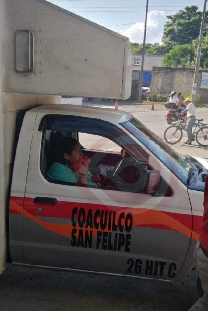 Mujer herida en choque por alcance de camioneta pasajera