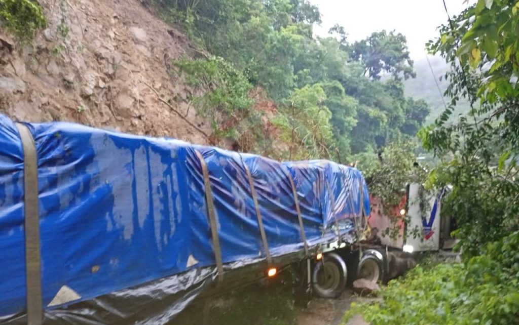Tráiler a punto de ser aplastado por derrumbe