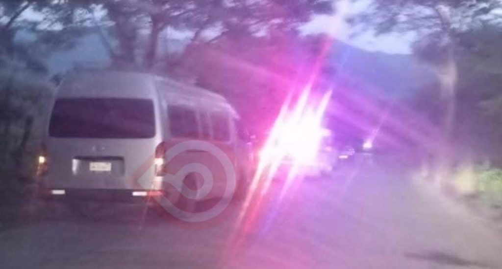 Chocaron motocicleta con Urvan pasajera