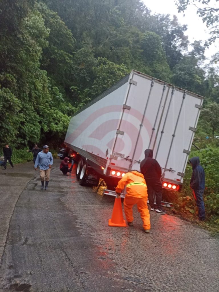 Tráiler a punto de volcar en la Ixtlahuaco – Calnali
