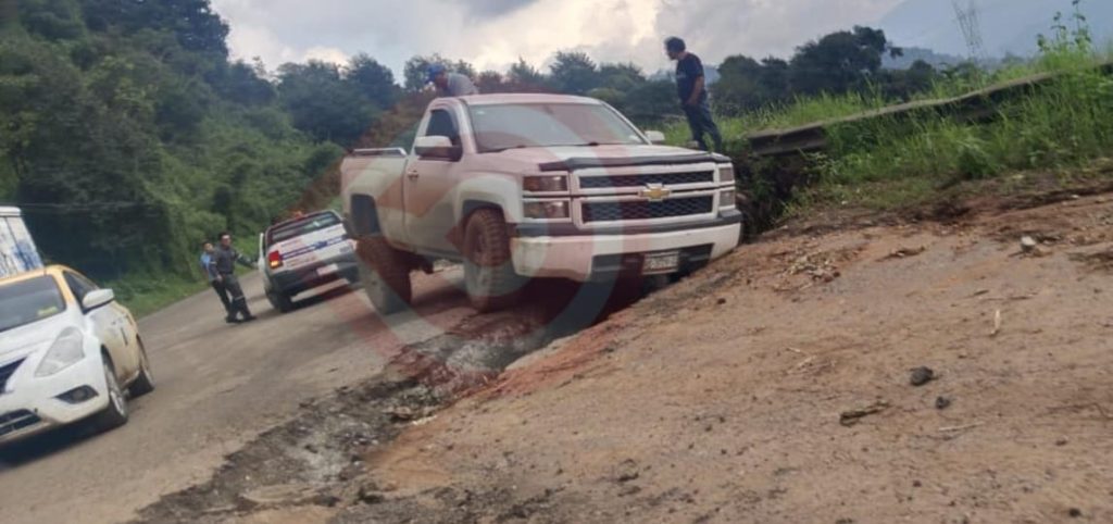 Camioneta se accidentó en zanja que se abrió en la Huejutla – Pachuca