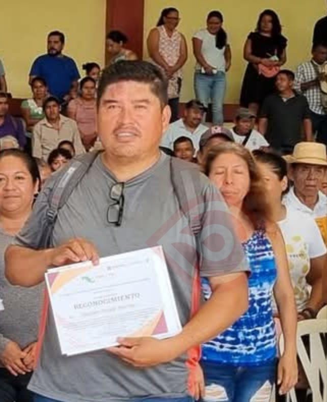 Presiente del comité de padres familia del CECyTEH respaldado por los papás