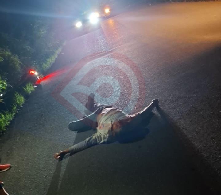 Motociclista quedó tirado en la carretera tras accidente