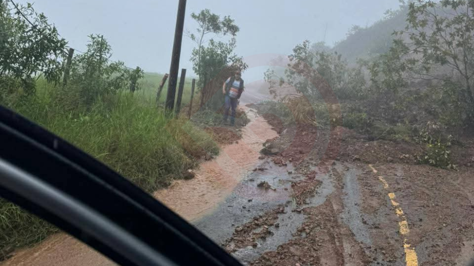 Derrumbes e incomunicación en la carretera Tlanchinol-Hueyapa por huracán “Priscilla”