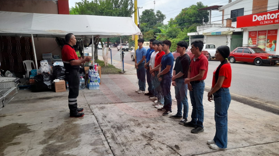 Diez alumnos del COBAEH realizan servicio social en el Cuerpo de Bomberos