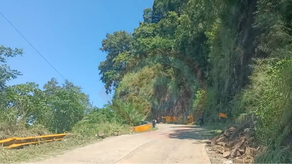 Protección Civil realiza labores de limpieza en carretera Huautla–Atlapexco