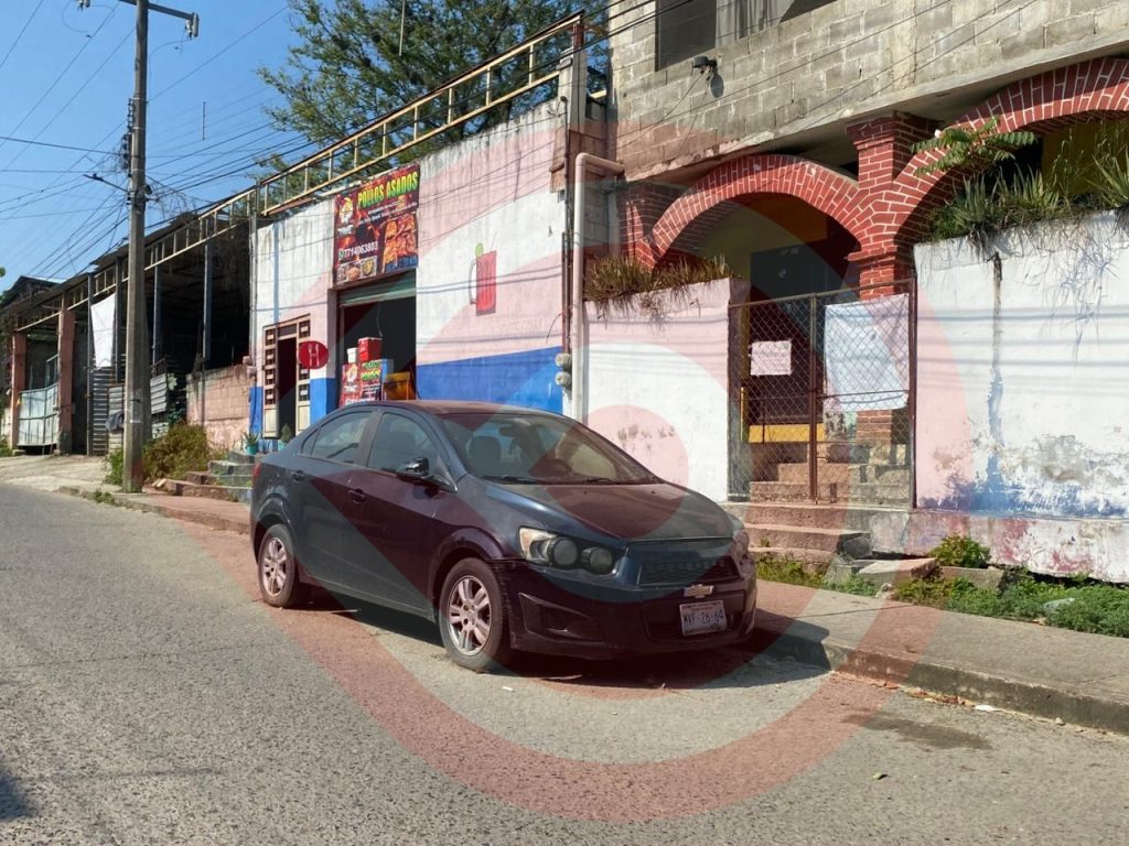 Reportan auto abandonado en Colalambre