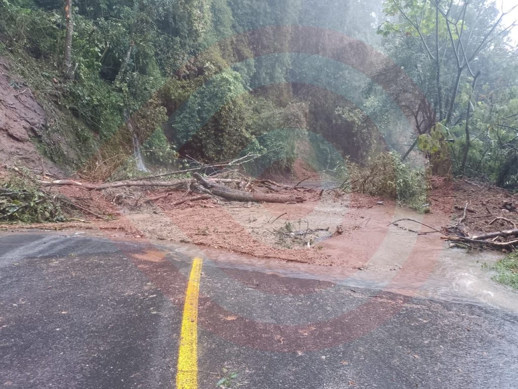 Derrumbes y falta de luz afectaron tramos carreteros de comunidades de Tlanchinol