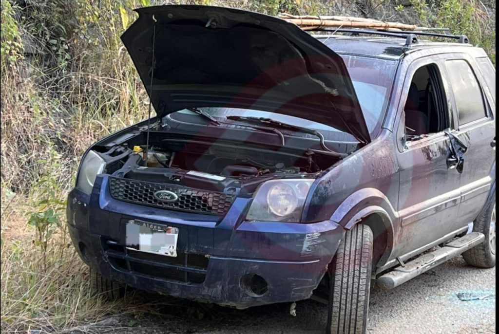 Abandonaron camioneta vandalizada en la Atlapexco-Calnali