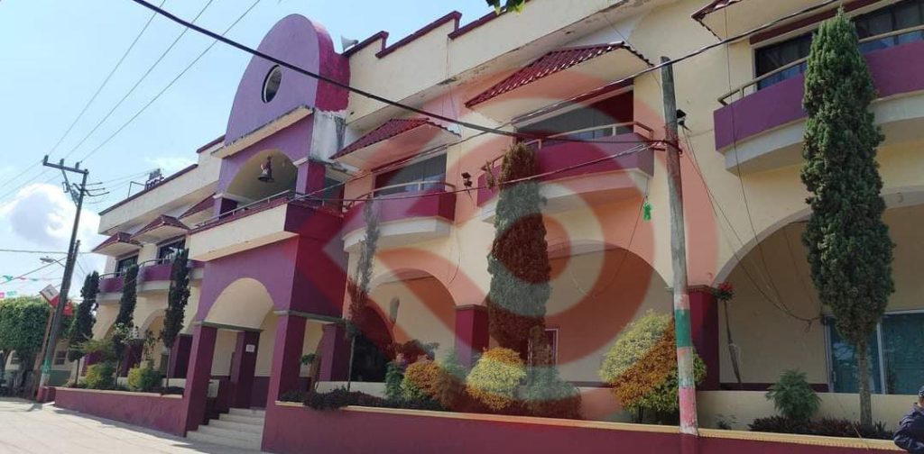 Acusan a funcionarios de alcoholizarse en alcaldía