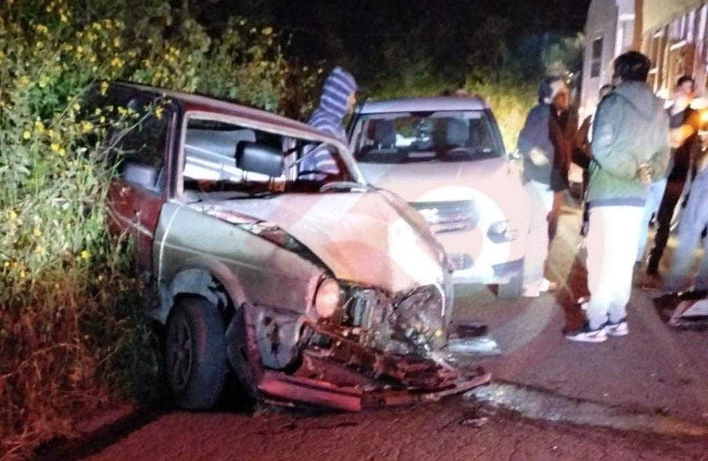 Choque de tráiler contra automóvil