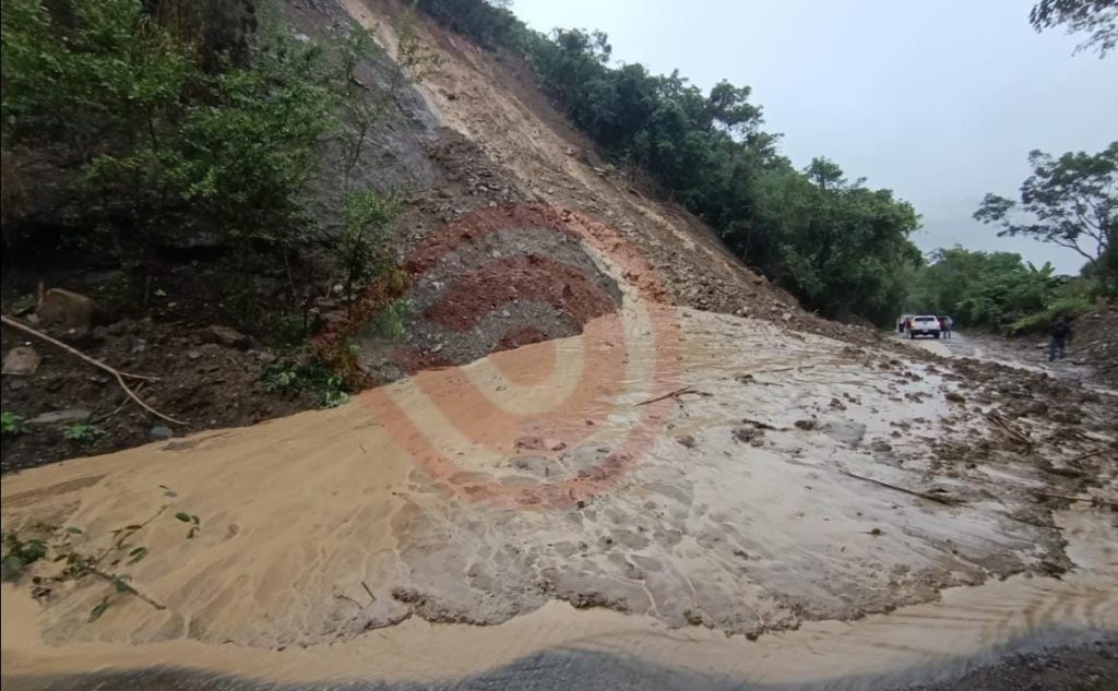 Cerrada la vía Atlapexco-Calnali por derrumbes