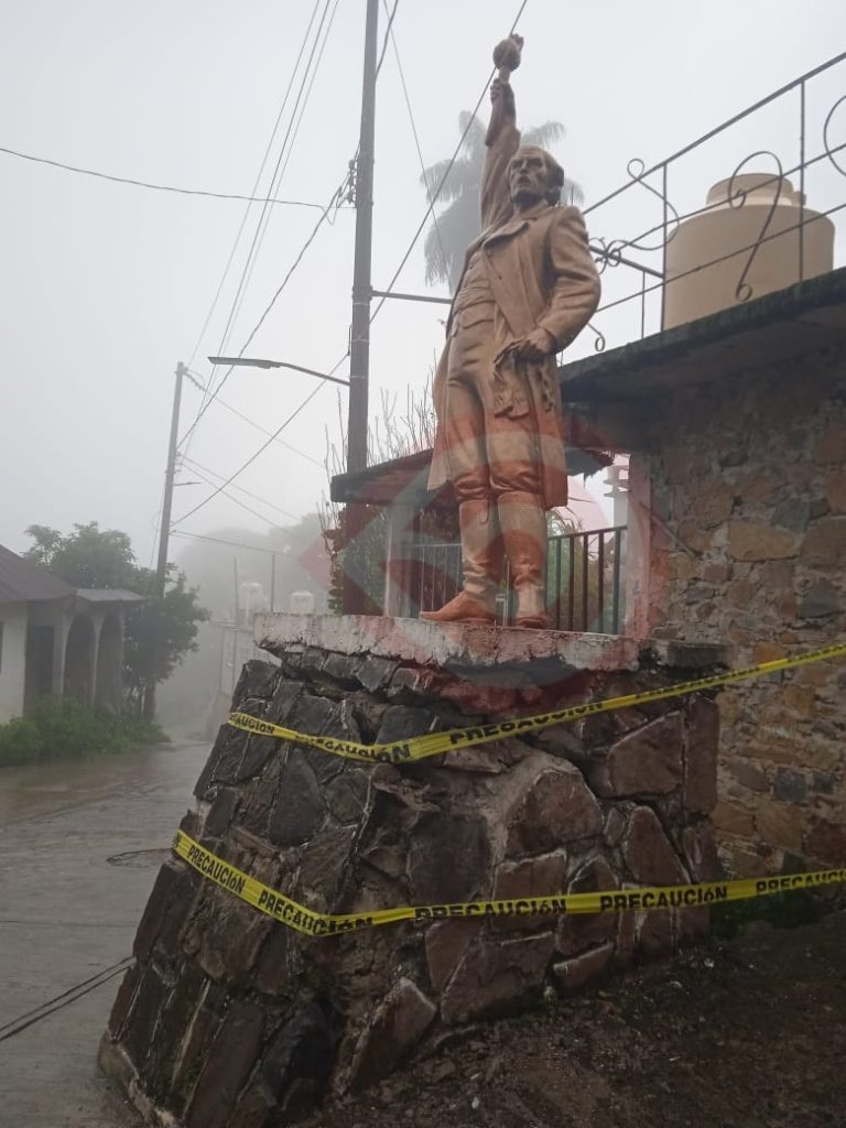 Impactaron con vehículo automotriz monumento a Miguel Hidalgo