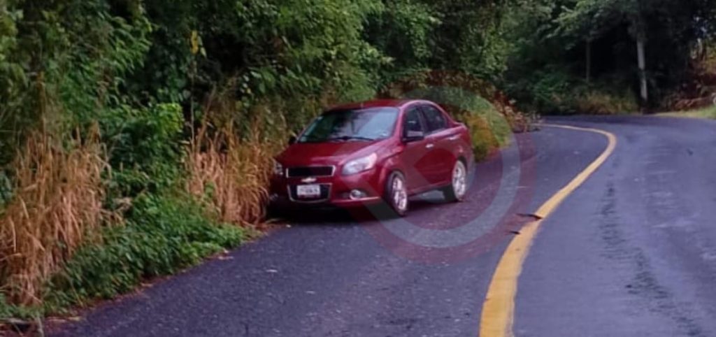 Abandonan automóvil en la Atlapexco-Xochiatipan