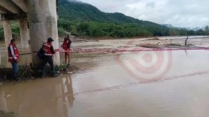 Crecimiento en río Garces inundó puente vado, no hay paso para Xochiatipan