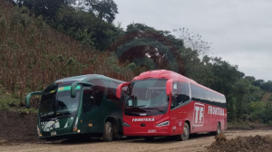 Colisionan dos autobuses en carretera a Huejutla