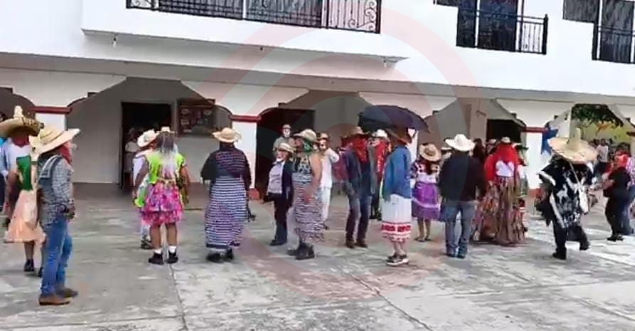 Realizan destape de máscaras como cierre del Xantolo en Jaltocán