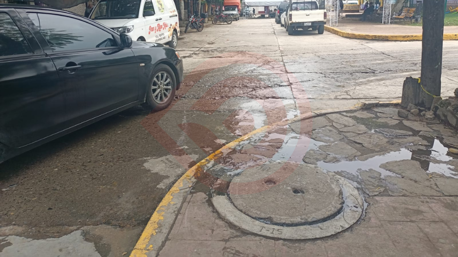 Escurrimientos de drenaje a escasos metros de la presidencia municipal en Atlapexco