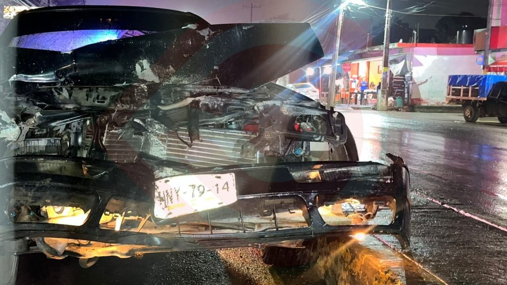 Ebrio sujeto choca con una camioneta y huye