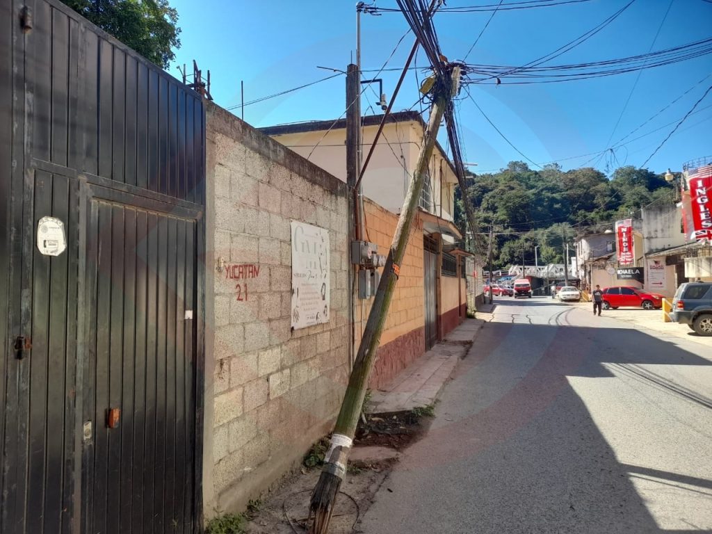 Poste de TELMEX supuestamente impactado por “vehículo fantasma”