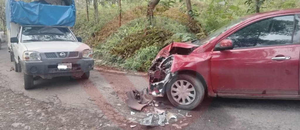 Maestra herida en choque de auto con camioneta pasajera