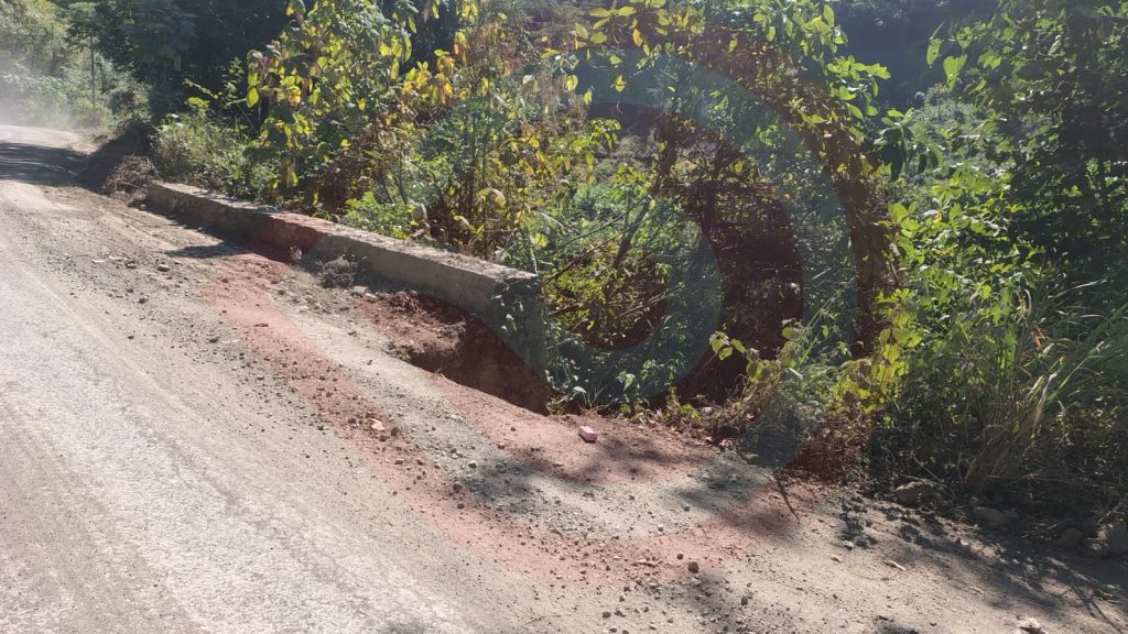 Aparecen socavones en carretera a Huazalingo
