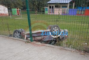 Camioneta se volcó y terminó en una primaria