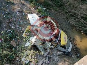 Empleado de Sabritas grave tras chocar y caer de un puente