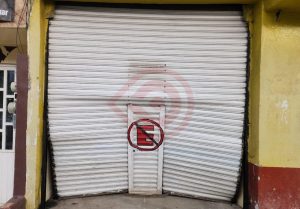 Taxista se impactó con cortina de negocio y huyó