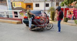 Motociclista herido al chocar con automóvil