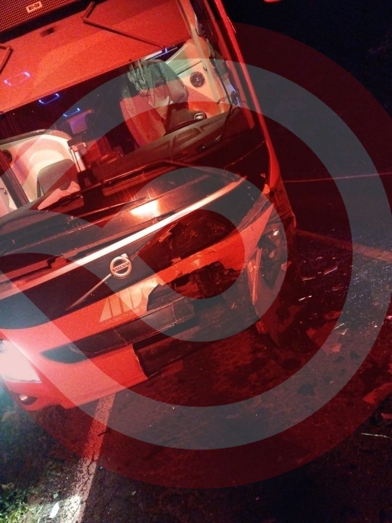 Accidente entre automóvil y autobús dejó un lesionado grave en Tlanchinol