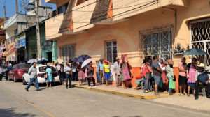 Adultos mayores enfrentan largas filas para cobrar sus pensiones