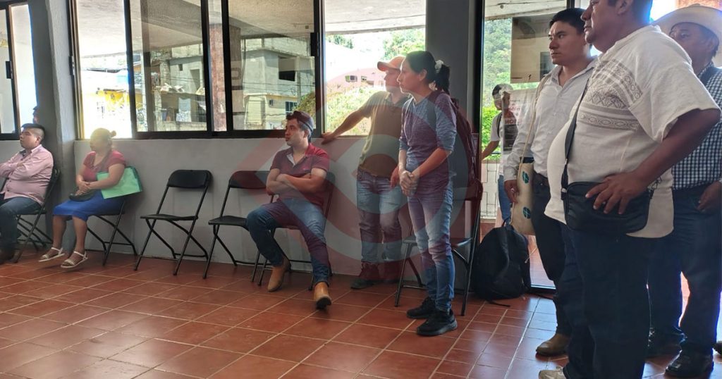 Alcaldesa deja plantados a comités comunales