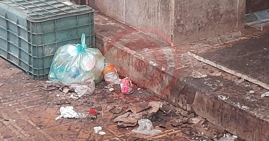 Suciedad en el interior del mercado municipal, denuncian