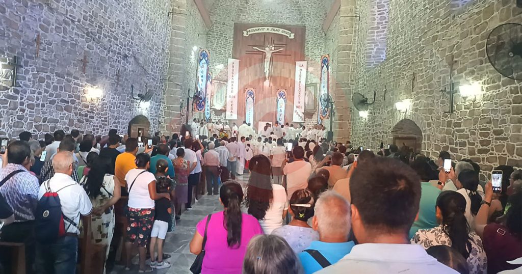 Participan Sacerdotes en concelebración eucarística de bendición de óleos