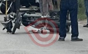 Choque deja a un motociclista lesionado