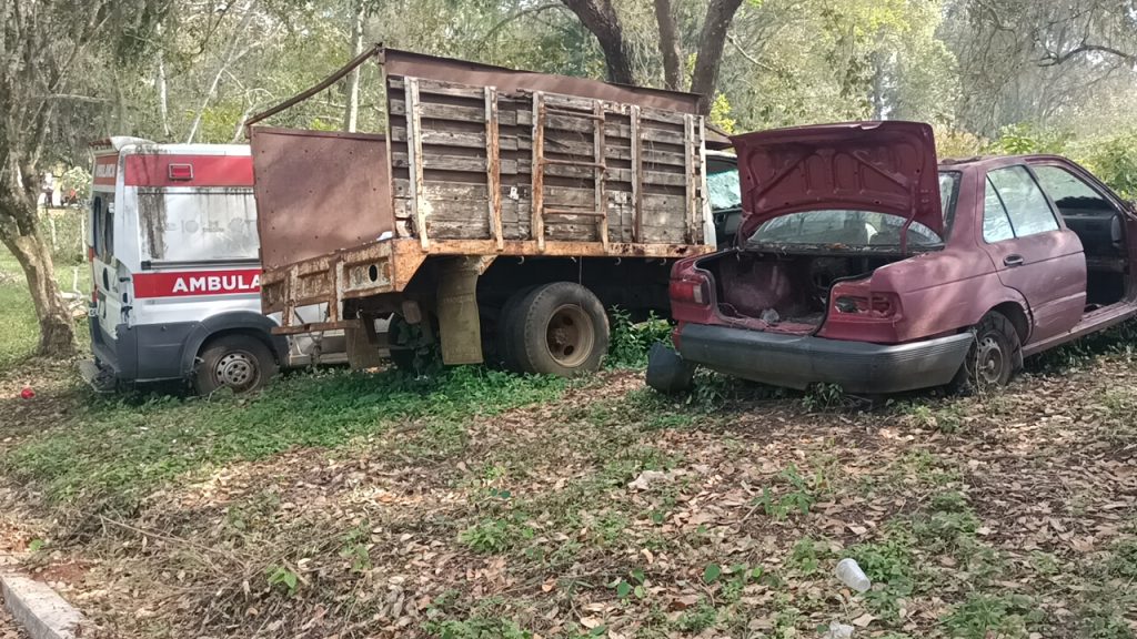 Convierten la Unidad Deportiva en depósito de carros chatarra
