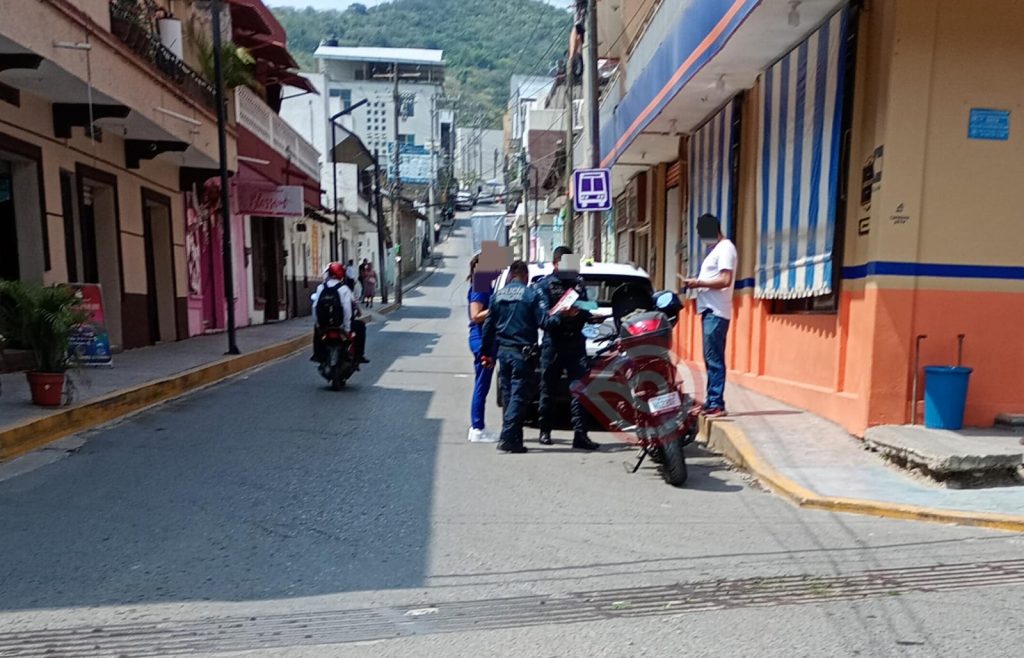 Sancionaron a automovilistas por estacionar sus unidades en lugares de ascenso