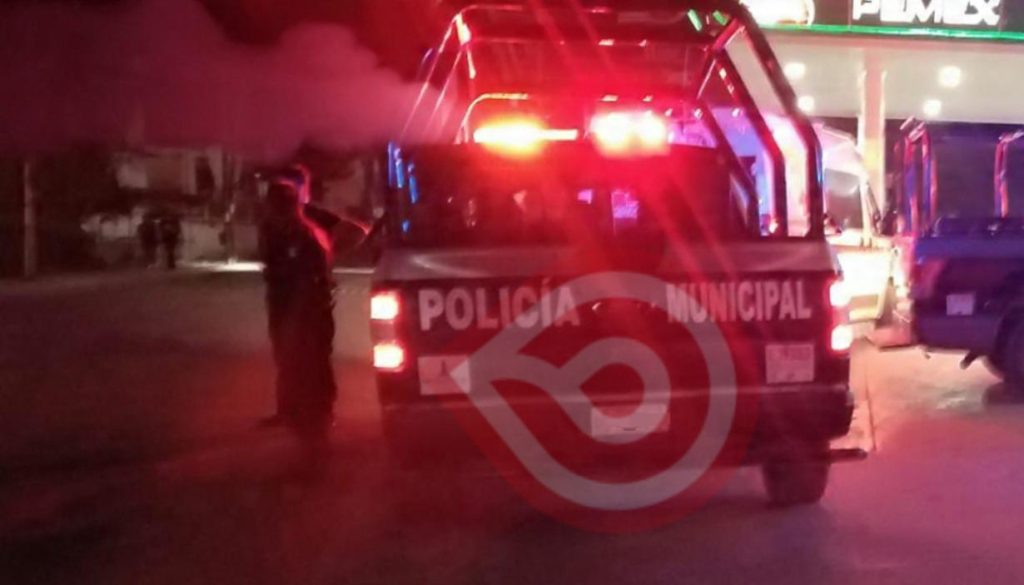 Tras choque camioneta a punto de incendiarse