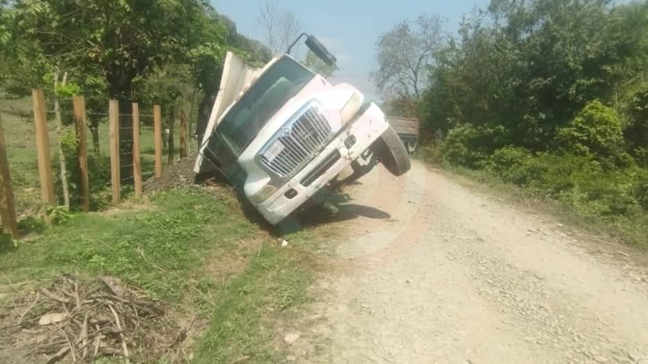 Camión a punto de volcar al caer en un desnivel