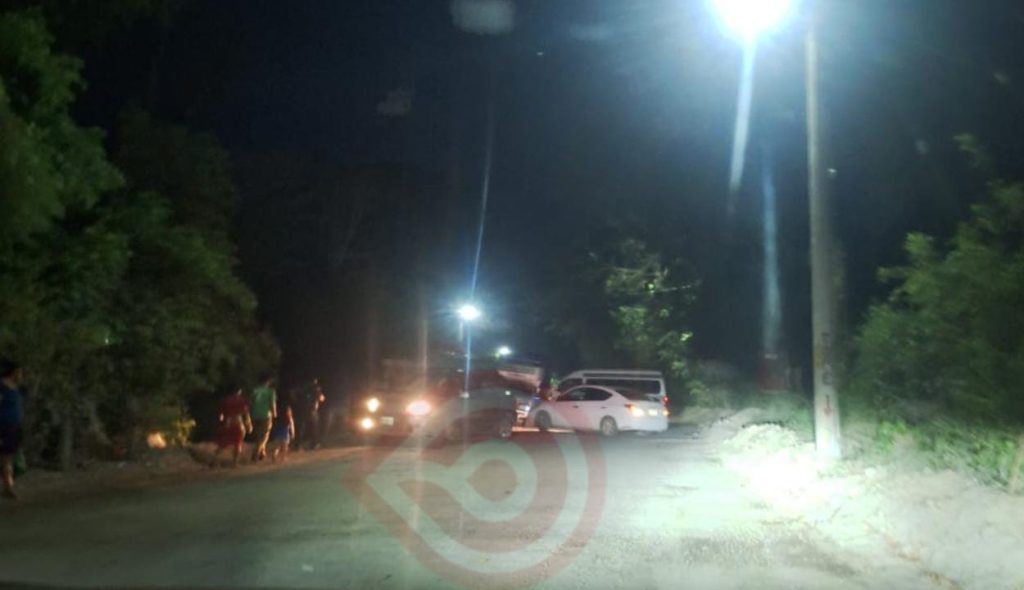 Con bloqueo carretero logran que les restablezcan la energía eléctrica