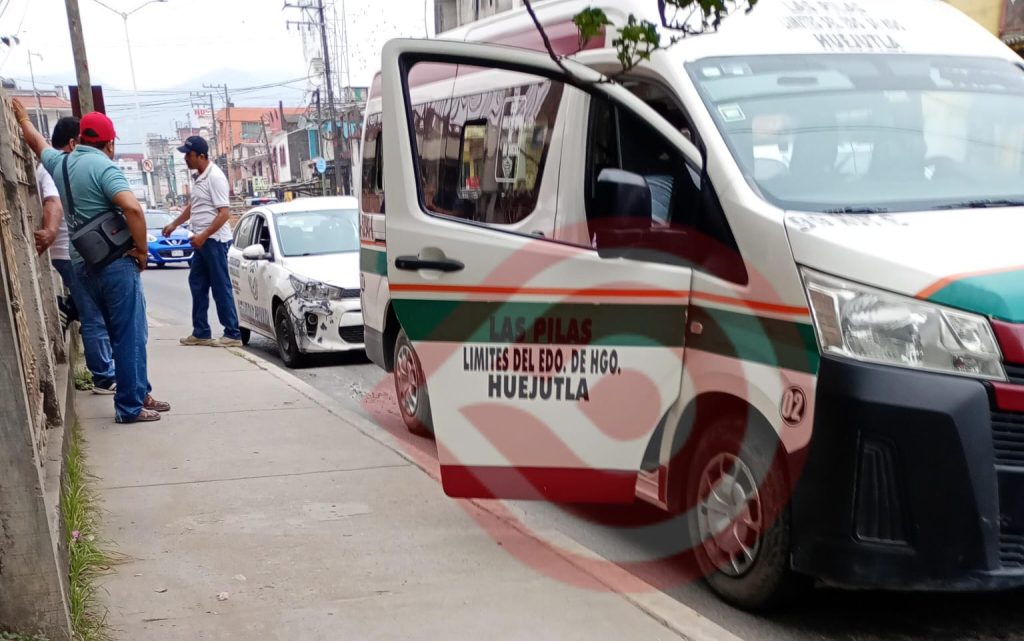 Veloz automovilista chocó por alcance con Urvan pasajera