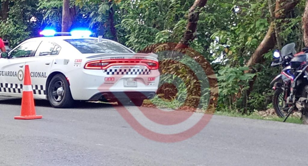 Camioneta a punto de volcar por mal estado de la carretera