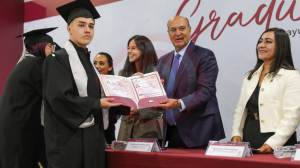 Entrega Natividad Castrejón 229 títulos a egresados de la UTVAM