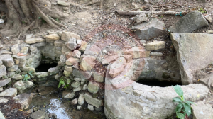 Vecinos se preparan con anticipación por altas temperaturas, con limpieza de pozos de agua