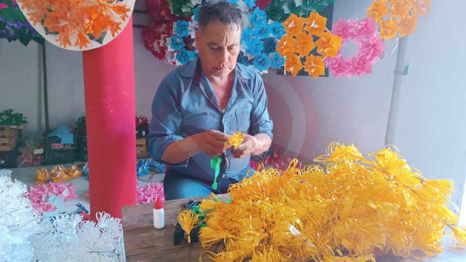 Elaboración artesanal de coronas, oficio tradicional en Jaltocán