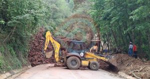 Atiende gobierno de Hidalgo derrumbe en carretera estatal Tianguistengo–Yatipán