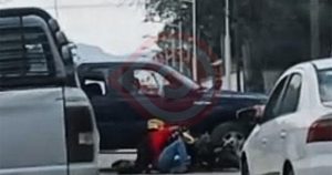 Camioneta le cierra el paso a motociclista