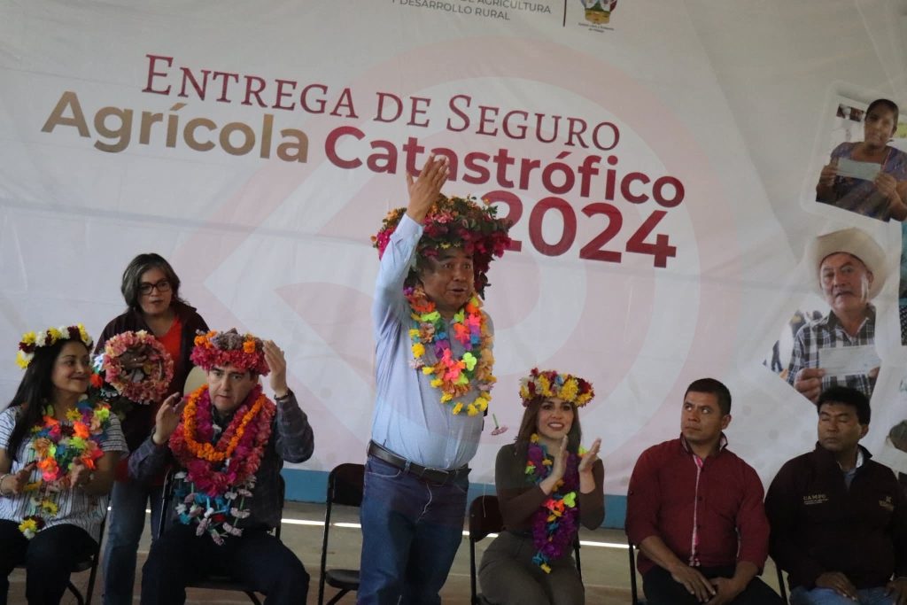 Entregan apoyos económicos y agrícolas en Tlanchinol